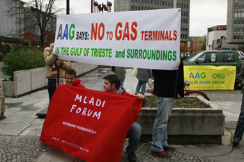 Slovenia: l'associazione ambientalista Alpe Adria Green protesta contro il terminal di Gas Natural nel porto di Trieste.