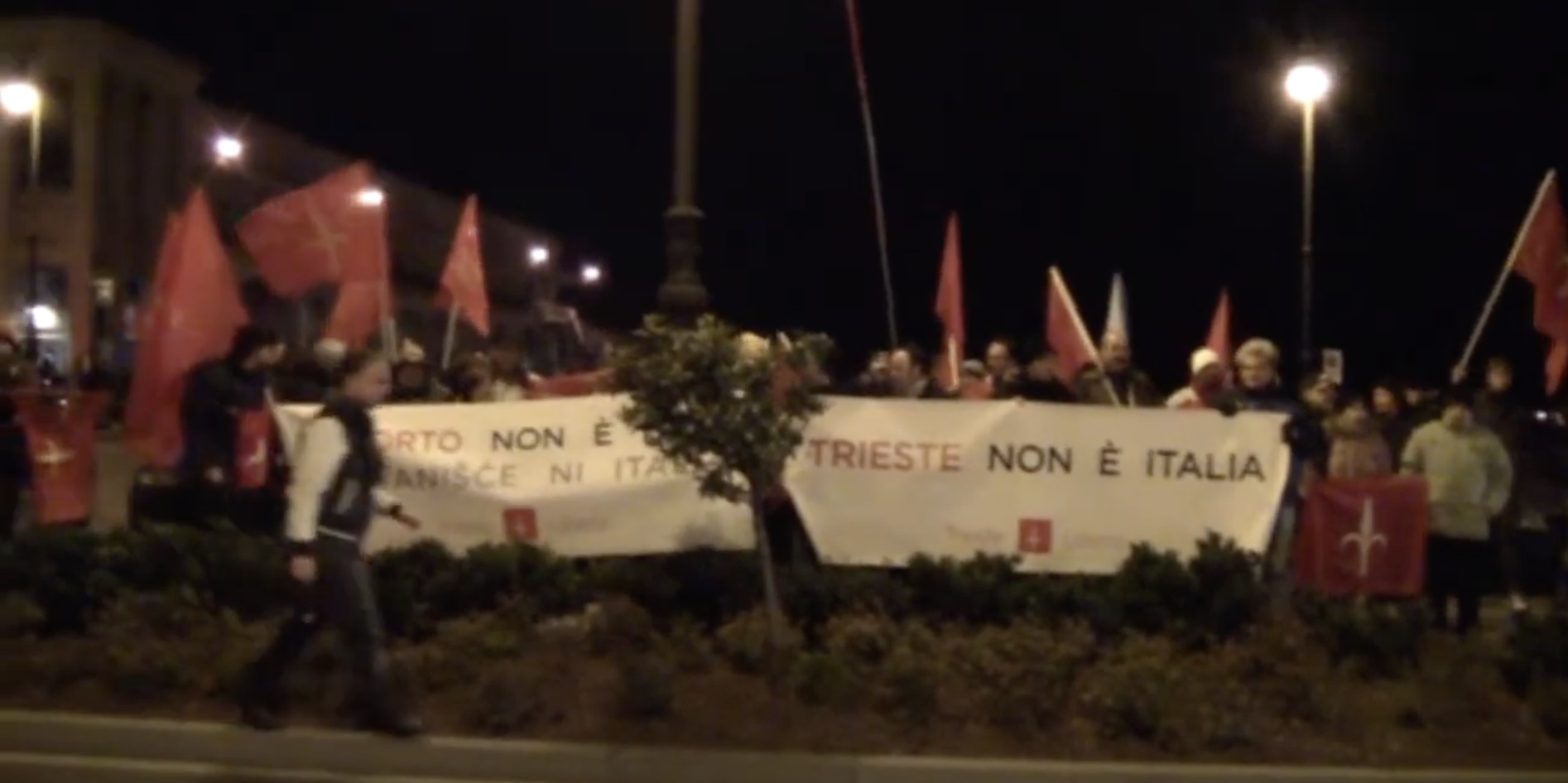 Free Trieste holds a sit-in in front of the hotel hosting conference "The future is the Port".