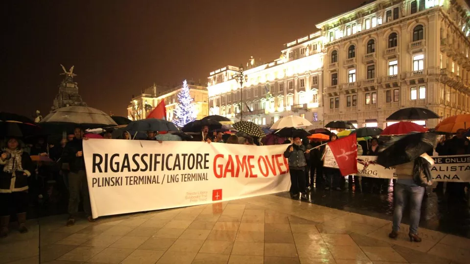 28 November 2012: Free Trieste and others demonstrate against LNG terminals in Trieste in front of the City Council.