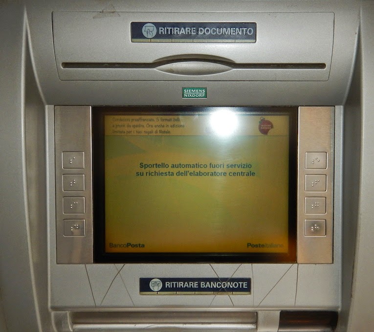An ATM machine. its screen, in Italian, says "This ATM is out of service upon request of the central computer".