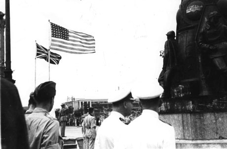 Trieste: parade of the British and US troops during the good administration of the A. M. G. F. T. T.