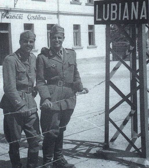 Dal sito “Crimini di guerra italiani perpetrati contro gli sloveni": "Ufficiali italiani si fanno fotografare vicino al filo spinato con il quale le autorità occupatrici italiane avevano circondato la capitale della Slovenia, Ljubljana, trasformandola in un immenso campo di prigionia. Migliaia di persone verranno deportate nelle decine di campi di concentramento italiani, da Rab a Gonars, da Visco a Monigo, Renicci ed altri. Moriranno migliaia di civili sloveni e croati, soprattutto bambini, donne e vecchi, colpevoli solamente di non essere italiani. Nel campo di Rab il tasso di mortalità medio risulterà essere superiore a quello del campo di concentramento nazista di Buchenwald."