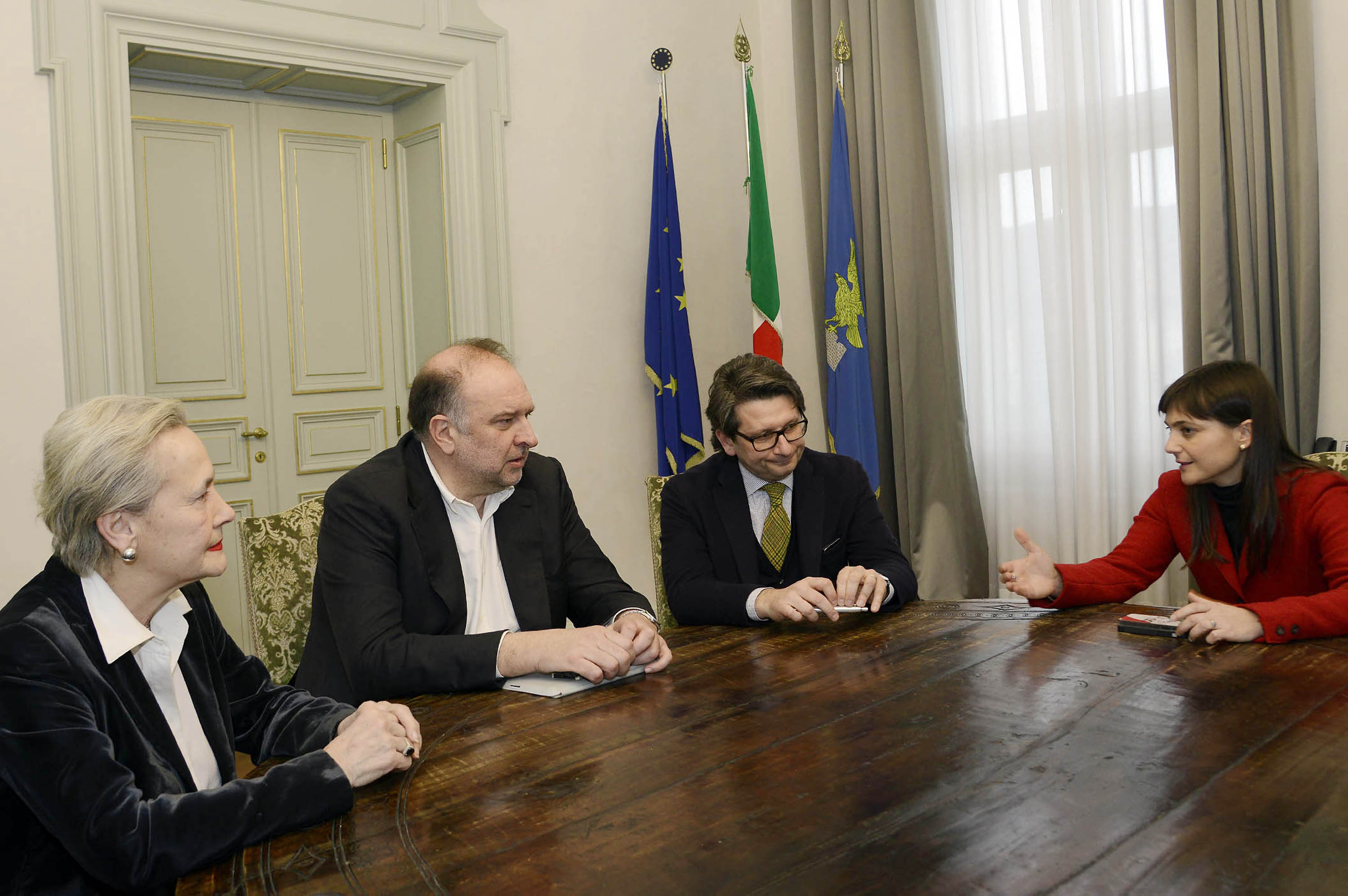 Zeno d'Agostino con i gerarchi del PD: Teresa Bassa Portopat, Roberto Cosolini e Debora Serracchiani.