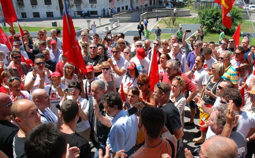 July 17th, 2013: activists and supporters of the Free Trieste Movement standing before the Court of Trieste.