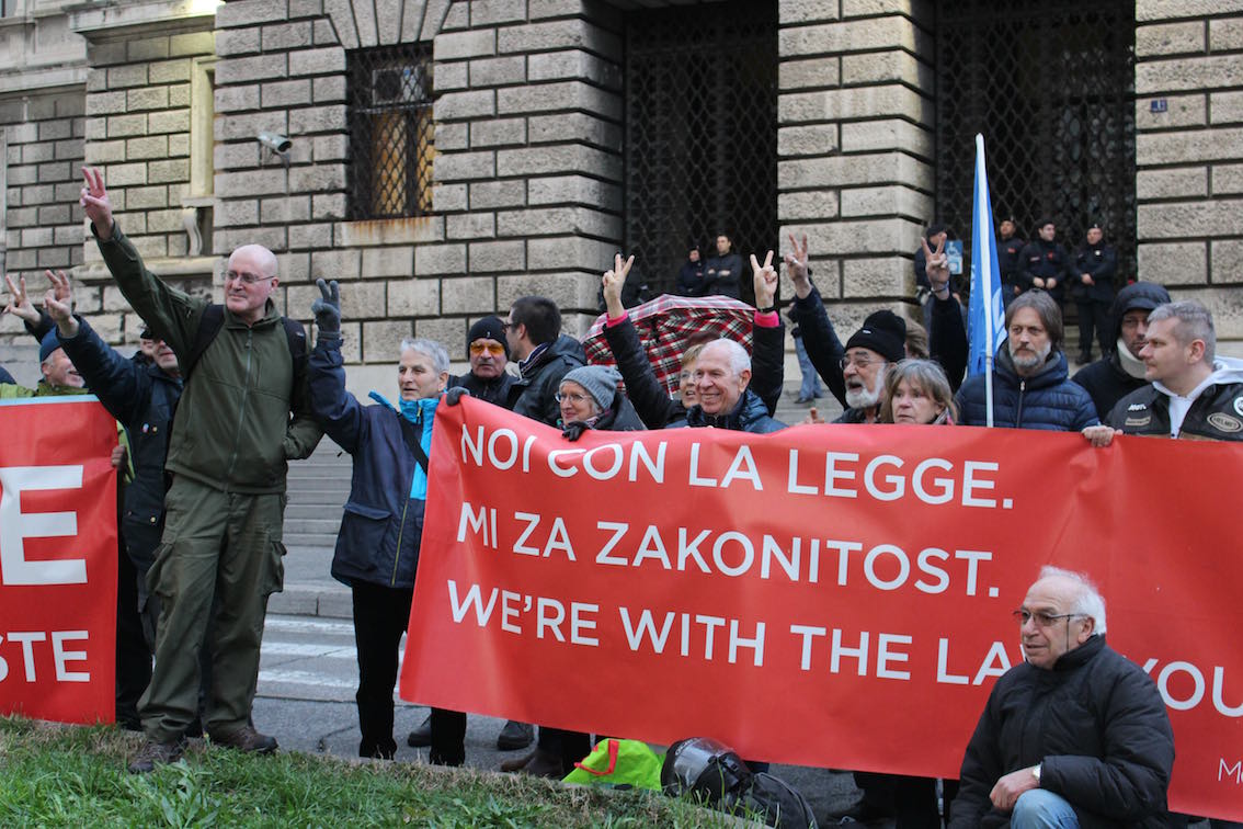 Free Trieste Movement: sit-in at the entrance of the Court of Trieste (February 2016).