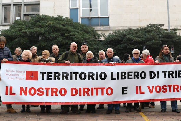 26 January 2016: Free Trieste's sit-in to the National Social Security Agency requesting the de-taxation of pensions.