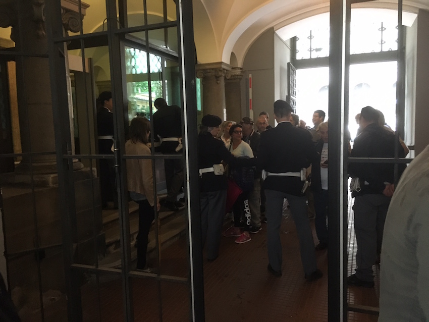 23 May 2016: the Police of the Italian Republic controls the entrante of the Court of Trieste, militarized for the political trial opened by Italian judicial authorities against 19 citizens of the Free Territory of Trieste who demonstrated against the illegal attempts to destroy the Northern sector of the international Free Port of Trieste in breach of the 1947 Treaty of Peace with Italy.