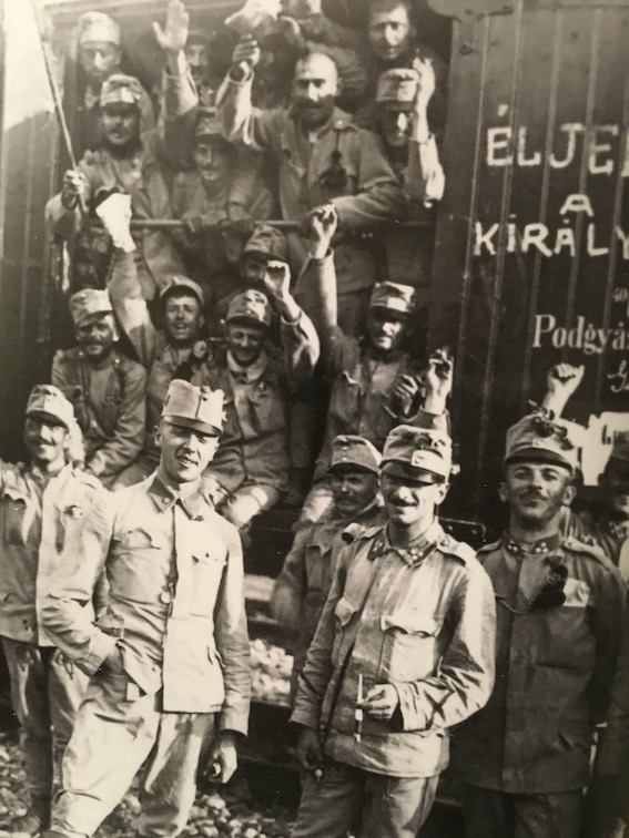 Summer 1914: the Honvéd Infanterieregiment Nr. leaves for the Eastern Front. In June 1915 it will be transferred in the Southern sector of the Isonzo front. This Regiment, which distinguished itself defending Mt. San Michele, firmly defended the bastions of the si deve nell’agosto-settembre 1916, la strenua difesa dei bastioni del Fortino Triangolare - Triangular Fort on Altitude 208 North-Altitude 208 South, between Opatje Selo and Nova Vas, strongholds of the new Austrian-Hungarian defense line in front of the Hermada.