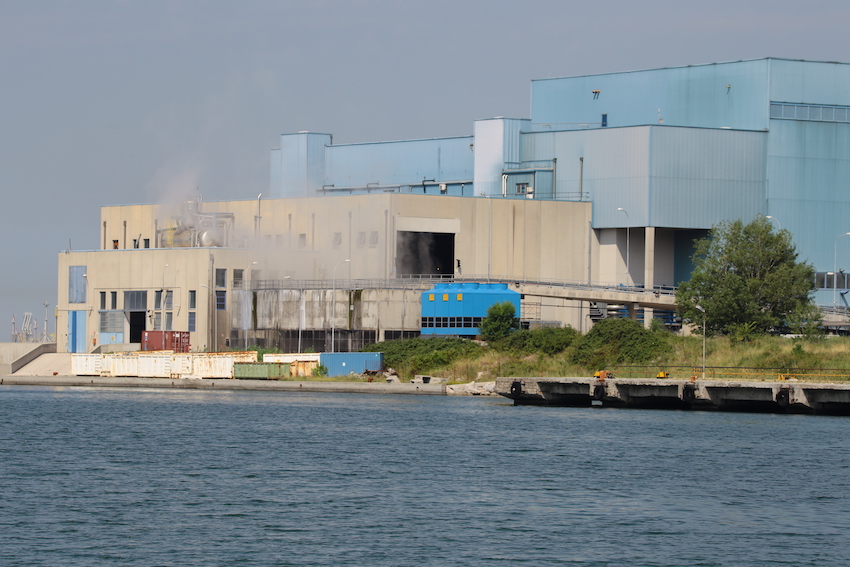 Trieste incineration plant: ramp to the discharge hopper. Trieste incineration plant: ramp to the discharge hopper.